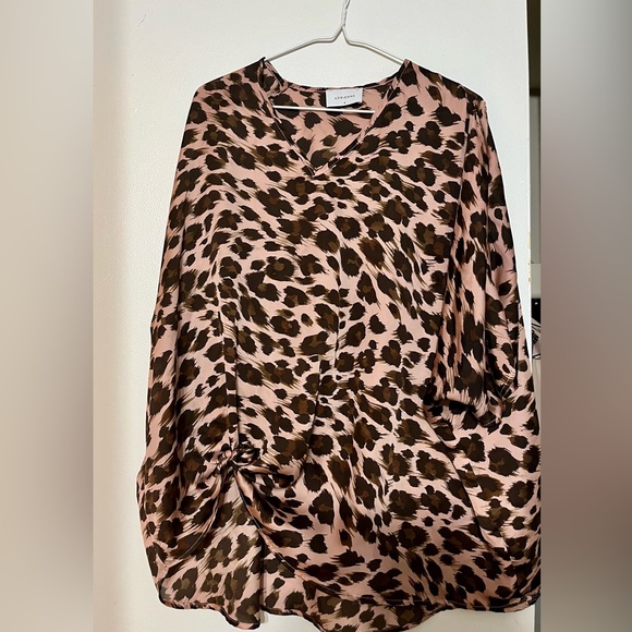 Size medium leopard oversized top - Picture 4 of 4
